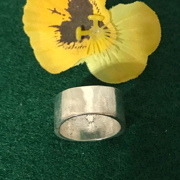 925 Sterling Silver Elephant Ring
Size 6 - Picture 3 of 8